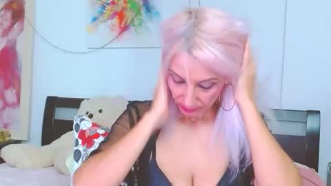 Lara online show from October 15, 2025, 8:53 pm