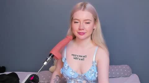 Snapshot of lillie_berry chatting on April 22, 2026, 4:59 am lillie_berry online show from April 22, 2026, 4:59 am