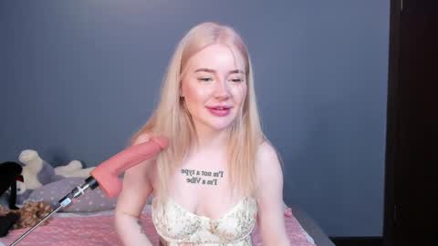 Snapshot of lillie_berry chatting on April 25, 2026, 4:48 am lillie_berry online show from April 25, 2026, 4:48 am
