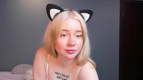 Snapshot of lillie_berry chatting on April 30, 2026, 5:14 am lillie_berry online show from April 30, 2026, 5:14 am