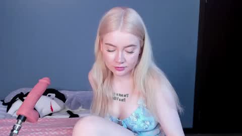 Snapshot of lillie_berry chatting on May 2, 2026, 5:01 am lillie_berry online show from May 2, 2026, 5:01 am