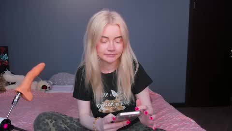 Snapshot of lillie_berry chatting on May 10, 2026, 5:34 am lillie_berry online show from May 10, 2026, 5:34 am