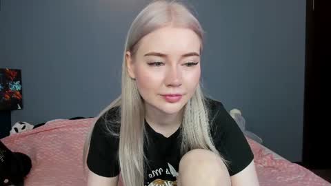 Snapshot of lillie_berry chatting on June 11, 2026, 4:32 am lillie_berry online show from June 11, 2026, 4:32 am