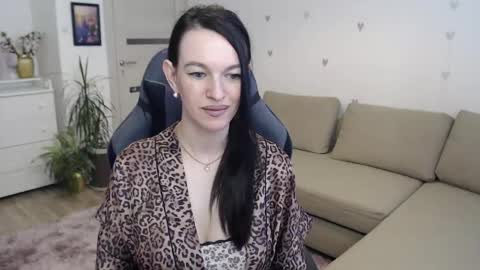 Snapshot of lilliyves chatting on May 23, 2026, 5:28 pm lilliyves online show from May 23, 2026, 5:28 pm