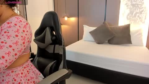 L I L L Y online show from November 6, 2025, 12:17 pm