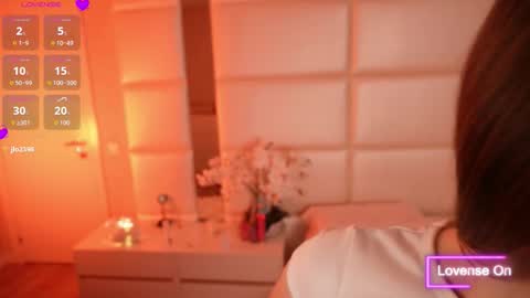 Lilly Colins online show from October 24, 2025, 7:10 pm