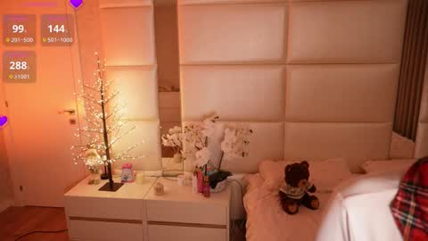 Lilly Colins online show from March 9, 2026, 7:40 pm