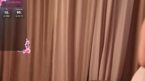 lilly_royse online show from October 22, 2025, 6:35 am