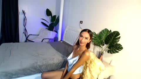 lillyholland online show from February 12, 2025, 4:01 am