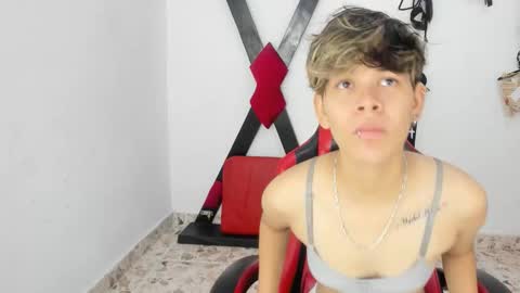 Lily and Lina online show from November 25, 2025, 12:16 pm