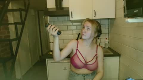 Lily dollyx online show from September 30, 2025, 6:35 pm