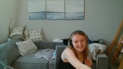 Lily dollyx online show from November 22, 2025, 9:52 am