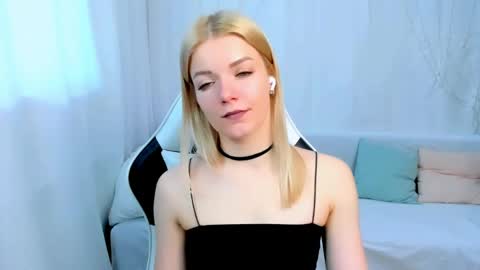 lilydavisss online show from April 13, 2026, 2:28 am