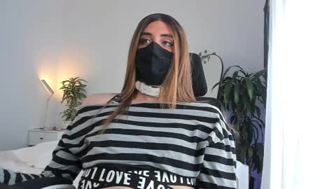 Lily Reina online show from April 21, 2026, 6:23 pm