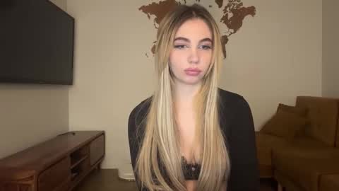 Lily online show from March 25, 2026, 6:47 pm