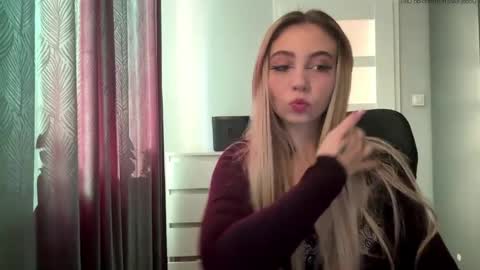 Snapshot of lilysweetgirl chatting on May 25, 2026, 4:35 pm Lily online show from May 25, 2026, 4:35 pm