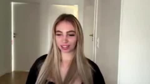 Snapshot of lilysweetgirl chatting on June 10, 2026, 5:01 pm Lily online show from June 10, 2026, 5:01 pm