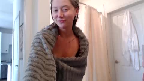 Snapshot of lilyyymonroee chatting on October 5, 2025, 7:56 pm Lily Monroe online show from October 5, 2025, 7:56 pm