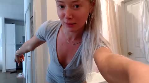 Snapshot of lilyyymonroee chatting on October 12, 2025, 7:02 pm Lily Monroe online show from October 12, 2025, 7:02 pm