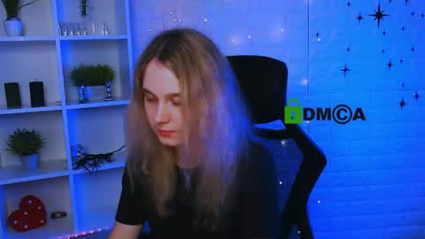 linaa_dolly online show from June 8, 2026, 1:33 pm