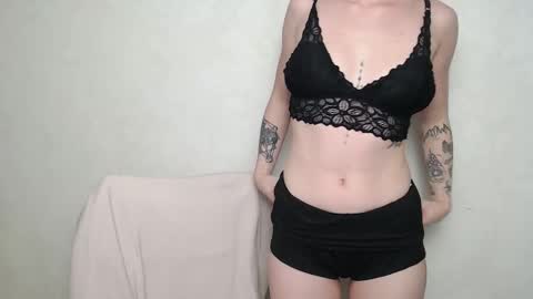 linacute52 online show from October 9, 2025, 3:43 pm