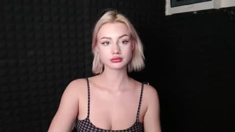 linacute52 online show from November 10, 2025, 6:18 pm