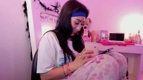 Lindaa maria  online show from November 12, 2025, 9:47 pm