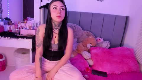 Lindaa maria  online show from January 12, 2026, 11:43 pm