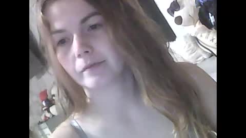 LindaAhSkys online show from October 20, 2025, 8:42 pm