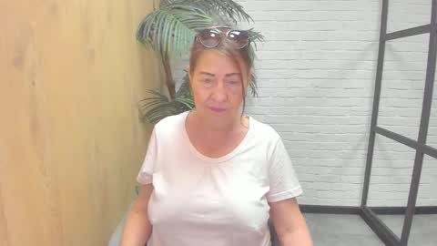Snapshot of lindahottie chatting on June 5, 2026, 6:52 am Linda online show from June 5, 2026, 6:52 am