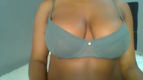 Snapshot of lindalovebird chatting on June 30, 2026, 5:19 am lindalovebird online show from June 30, 2026, 5:19 am