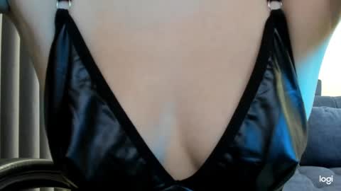 lindamei online show from September 18, 2025, 4:53 pm