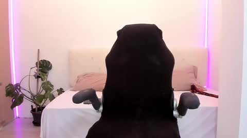 Linda  --  online show from November 19, 2025, 4:40 pm