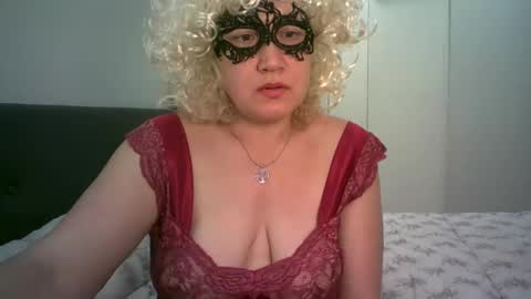 Snapshot of lindaxsmile chatting on February 16, 2025, 12:19 am LindaXSmile online show from February 16, 2025, 12:19 am