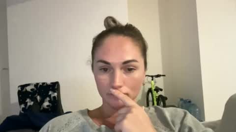 linka555 online show from December 17, 2025, 4:46 pm