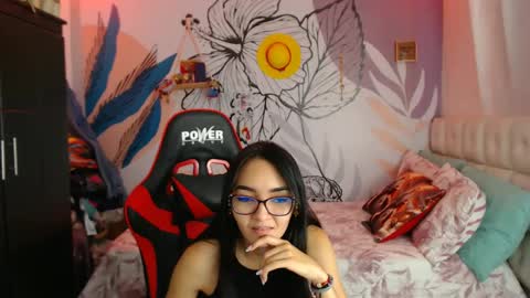 LinzyBaner online show from January 8, 2025, 1:11 am