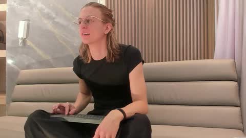 Snapshot of lior_evan chatting on December 17, 2025, 11:49 am Lior evan online show from December 17, 2025, 11:49 am