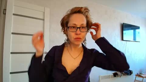 Liora Weiss online show from May 2, 2026, 11:48 am