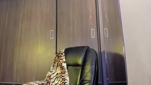 lisainthesky online show from February 19, 2025, 8:31 pm