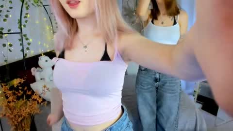 Snapshot of lisaluve chatting on April 17, 2026, 6:33 pm Lisa blonde Alisa brunette online show from April 17, 2026, 6:33 pm