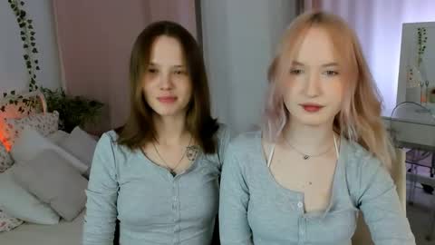 Snapshot of lisaluve chatting on April 25, 2026, 9:23 pm Lisa blonde Alisa brunette online show from April 25, 2026, 9:23 pm