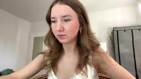 lisasmall online show from June 29, 2026, 2:06 pm