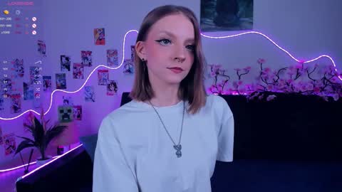 Snapshot of little__caprice chatting on December 2, 2025, 7:14 am Bella online show from December 2, 2025, 7:14 am