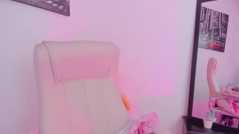 Snapshot of little_eli chatting on February 19, 2025, 7:38 pm Help me reach 100 likes online show from February 19, 2025, 7:38 pm