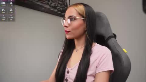 Snapshot of little_eli chatting on November 19, 2025, 7:14 pm Help me reach 100 likes online show from November 19, 2025, 7:14 pm