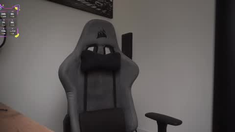 Snapshot of little_eli chatting on February 10, 2026, 7:18 pm Help me reach 100 likes online show from February 10, 2026, 7:18 pm