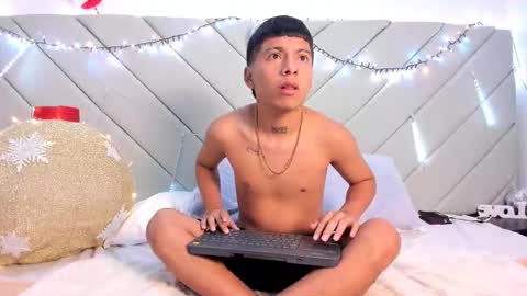 little_kris1 online show from December 1, 2025, 12:43 pm