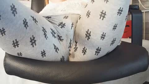 Your little flower  online show from April 18, 2026, 6:39 am