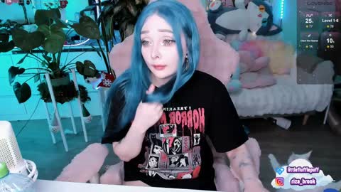 Riza Riri Puff  online show from December 7, 2024, 12:30 am