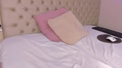 im olivia IG littleolivia01 online show from February 8, 2025, 7:59 pm